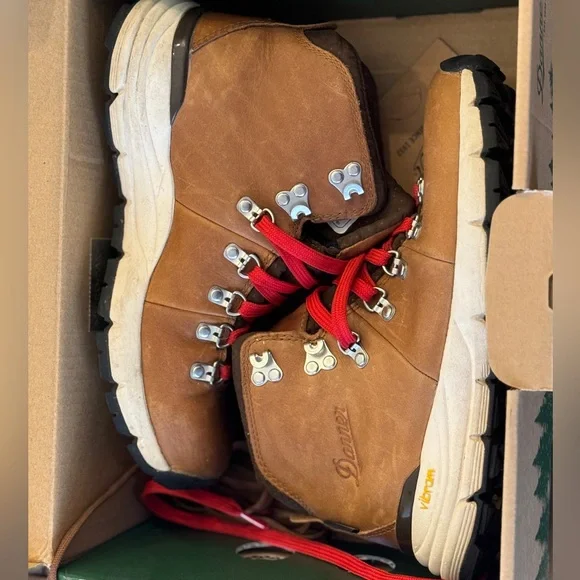 Women's Danner Mountain 600 Waterproof Hiking Boots - Picture 2 of 6